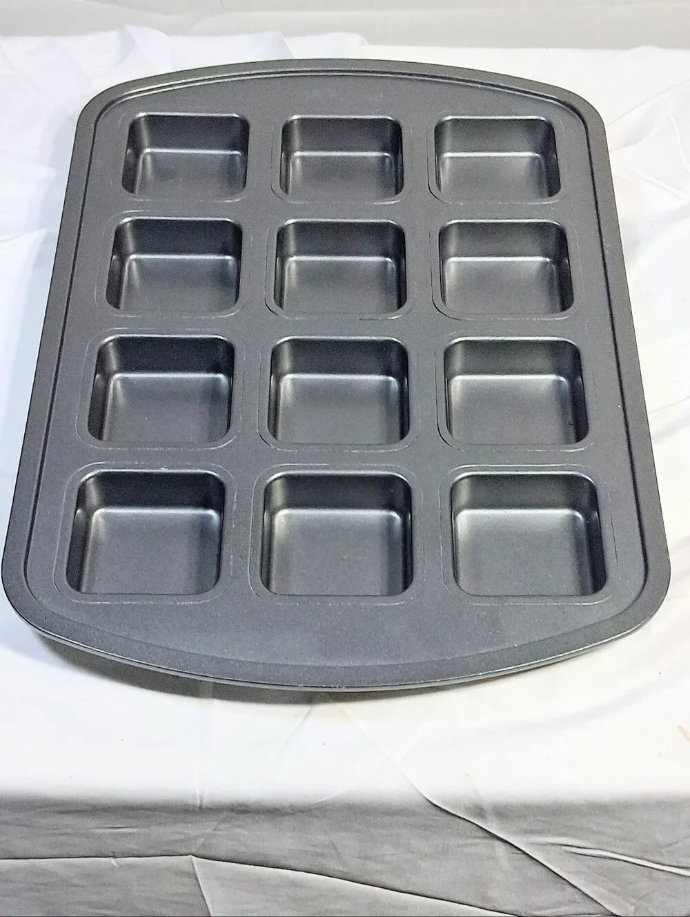 Pampered Chef Brownie 12 Square Baking Pan 16